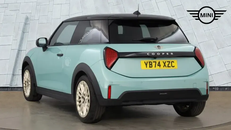 Begagnad Mini Cooper Hatch 154 HK (113 kW) 2024 Grön Halvkombi