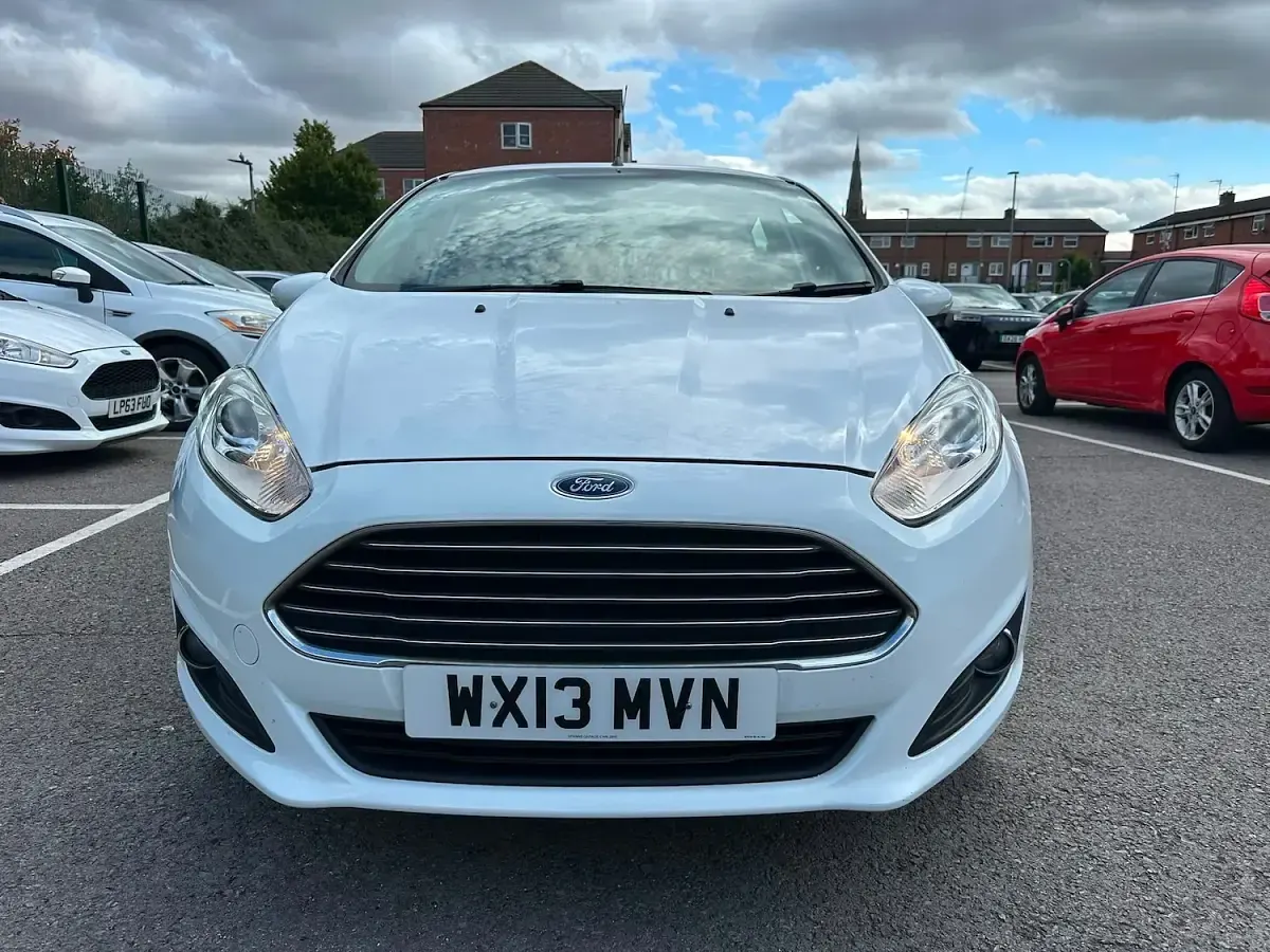 Used Ford Fiesta Zetec 82 HP (60 kW) 2013 White Hatchback