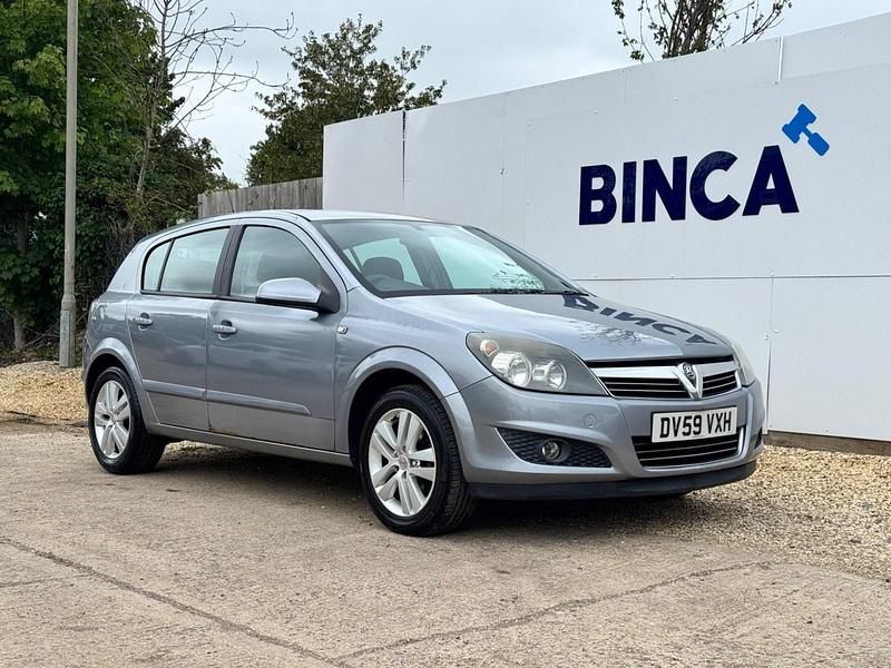 Silver Used 2009 Vauxhall Astra Hatchback | £1,450 (Good price) - Image 1/4