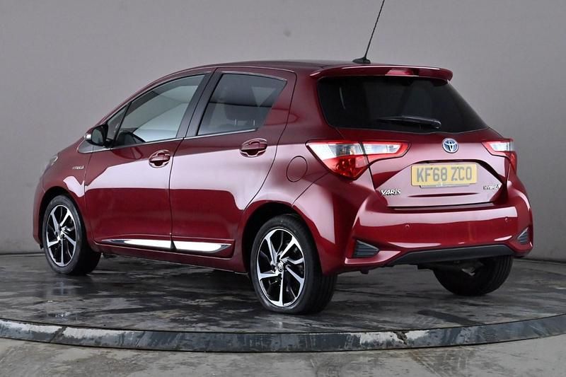 Used Toyota Yaris 100 HP (73 kW) 2019 Red Hatchback