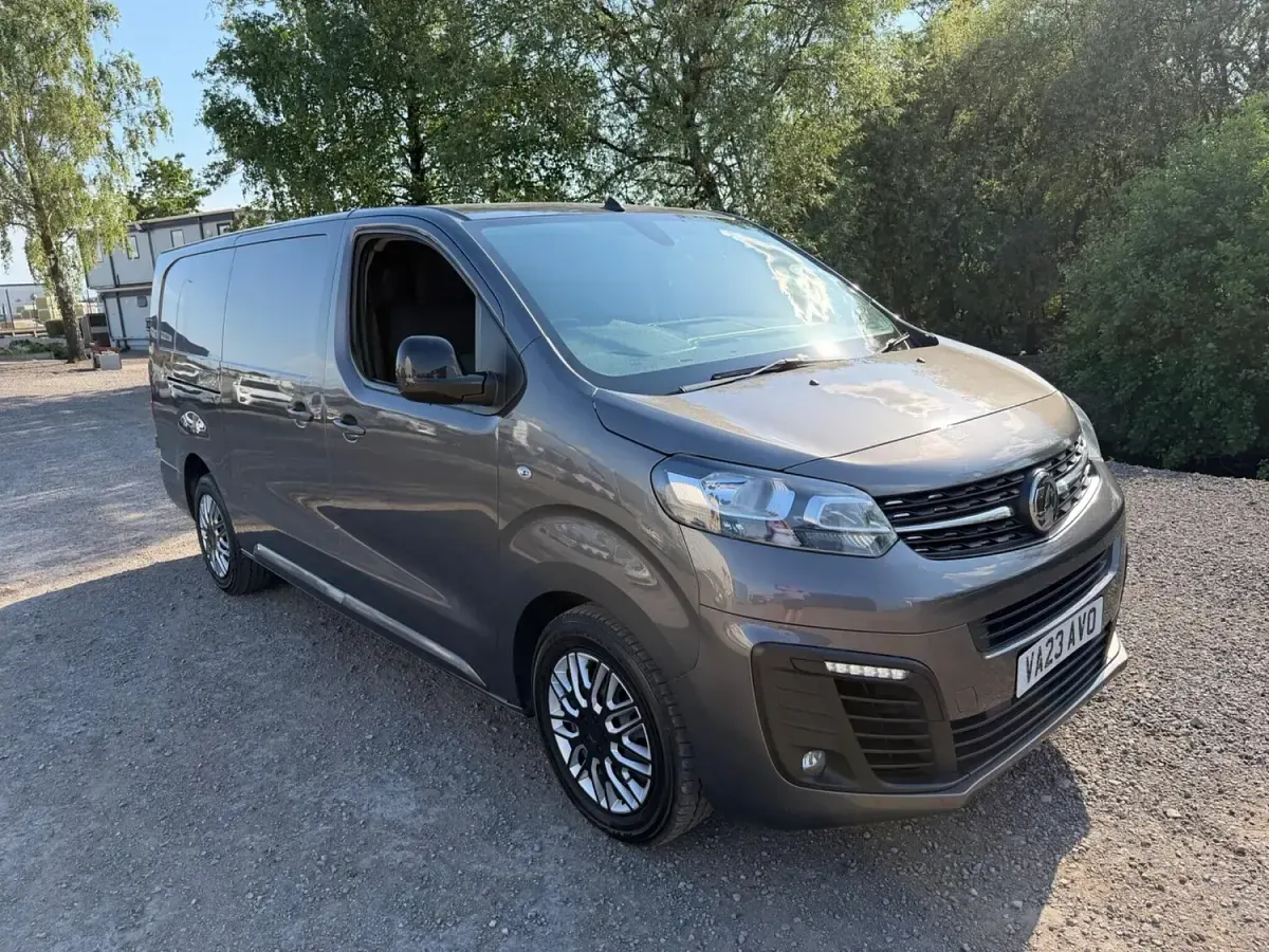 Second-hand Vauxhall Vivaro 145 CP (106 kW) 2023 Gri Monovolum