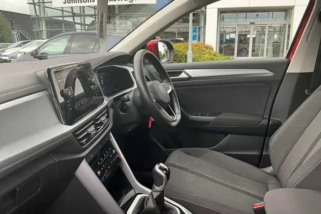 Used VW T-Roc Life 150 HP (110 kW) 2023 Red SUV