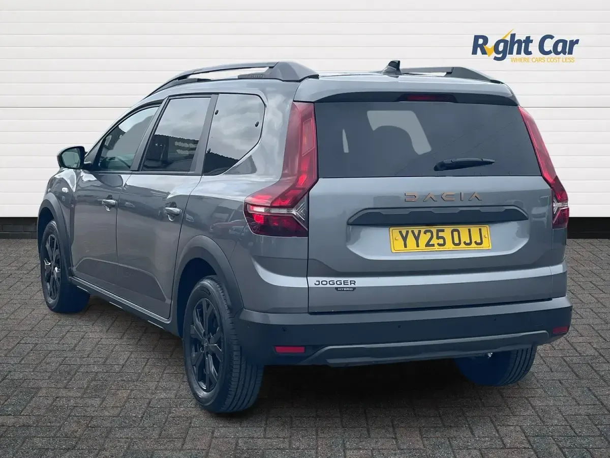 Used Dacia Jogger Extreme 141 HP (103 kW) 2025 Grey MPV