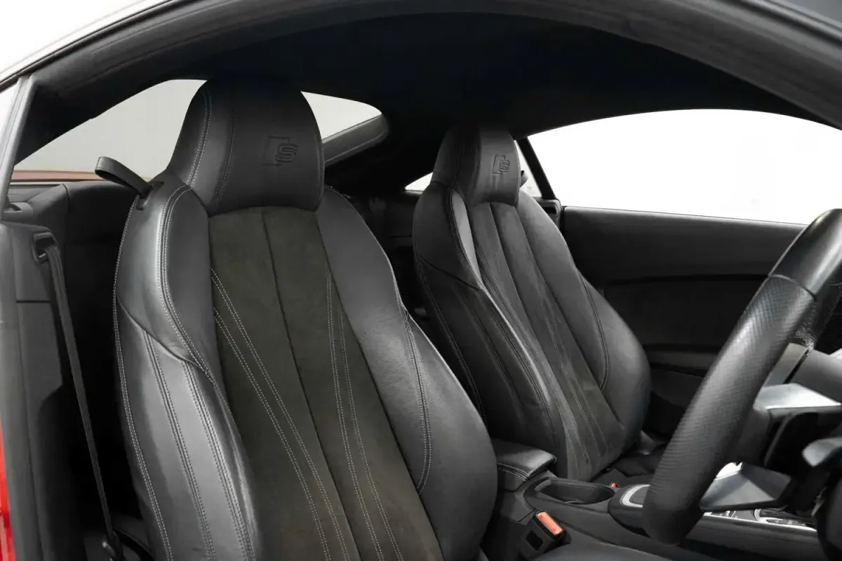 Begagnad Audi TT Black Edition 184 HK (135 kW) 2018 Röd Sportkupé