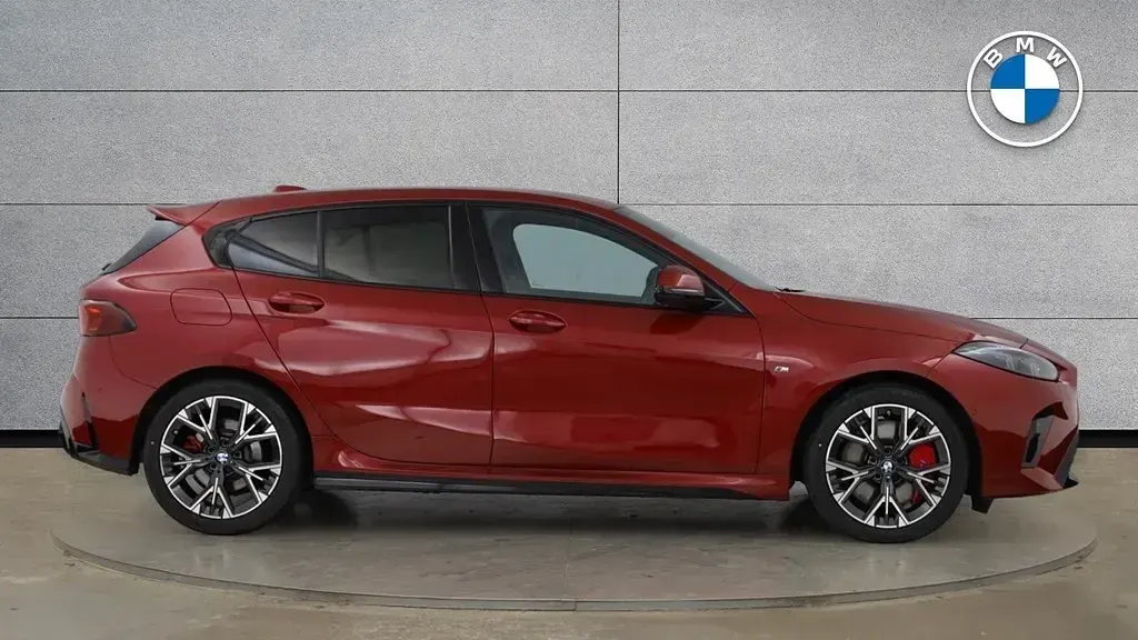 Begagnad BMW 120 M Sport 2025 Röd Halvkombi
