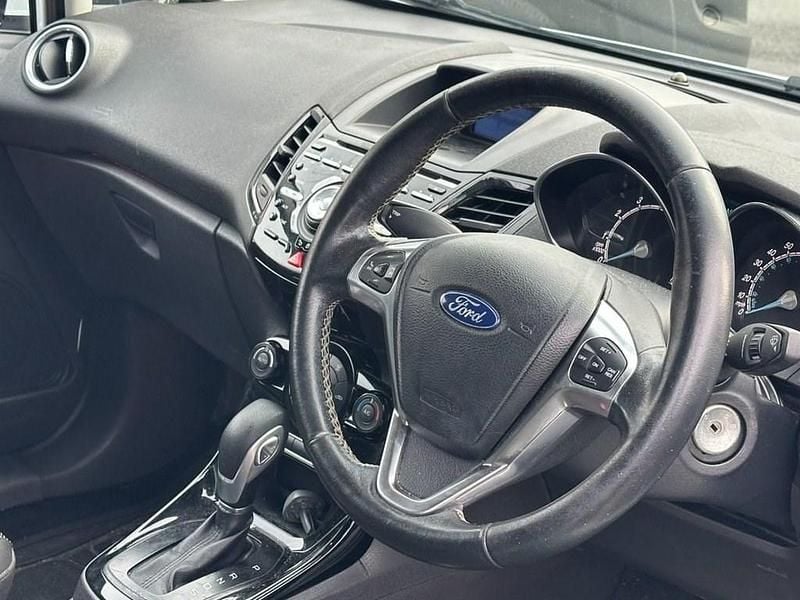 Used Ford Fiesta Titanium 100 HP (73 kW) 2017 White Hatchback