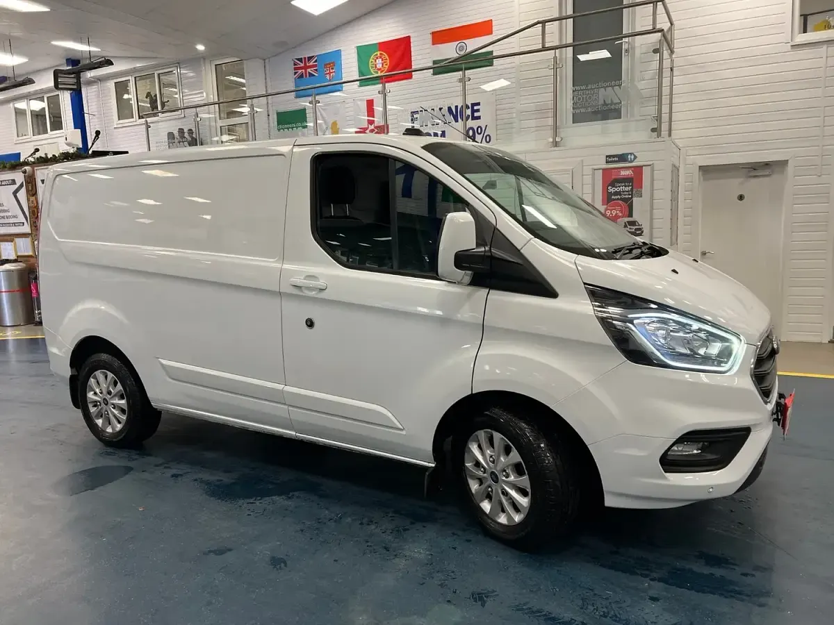Used Ford Transit Custom Limited 130 HP (95 kW) 2021 White Van