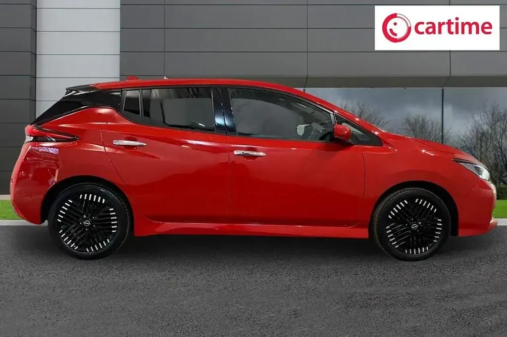 Begagnad Nissan Leaf Tekna 160 kW (218 HK) 2022 Röd Halvkombi