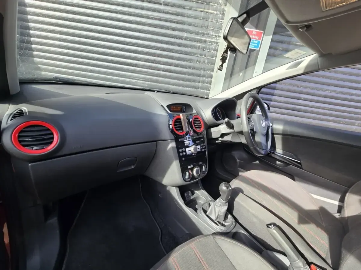 Używany Vauxhall Corsa Edition 2014 Czerwony Hatchback