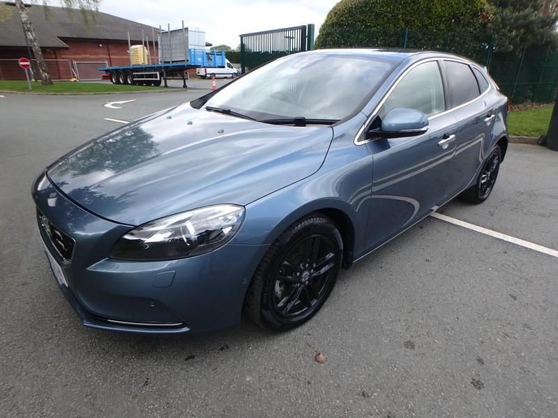 Gebraucht Volvo V40 SE Lux 180 PS (132 kW) 2014 Blau Kleinwagen