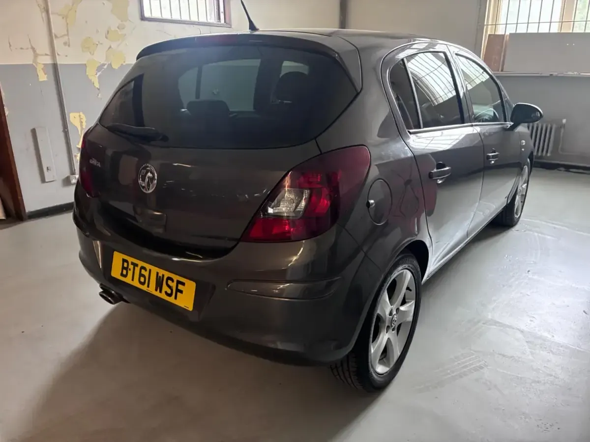 Usado Vauxhall Corsa 100 HP (73 kW) 2012 Cinzento Citadino