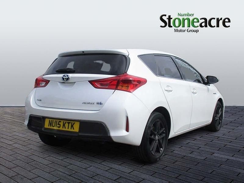 Used Toyota Auris Hybrid 2015 White Hatchback