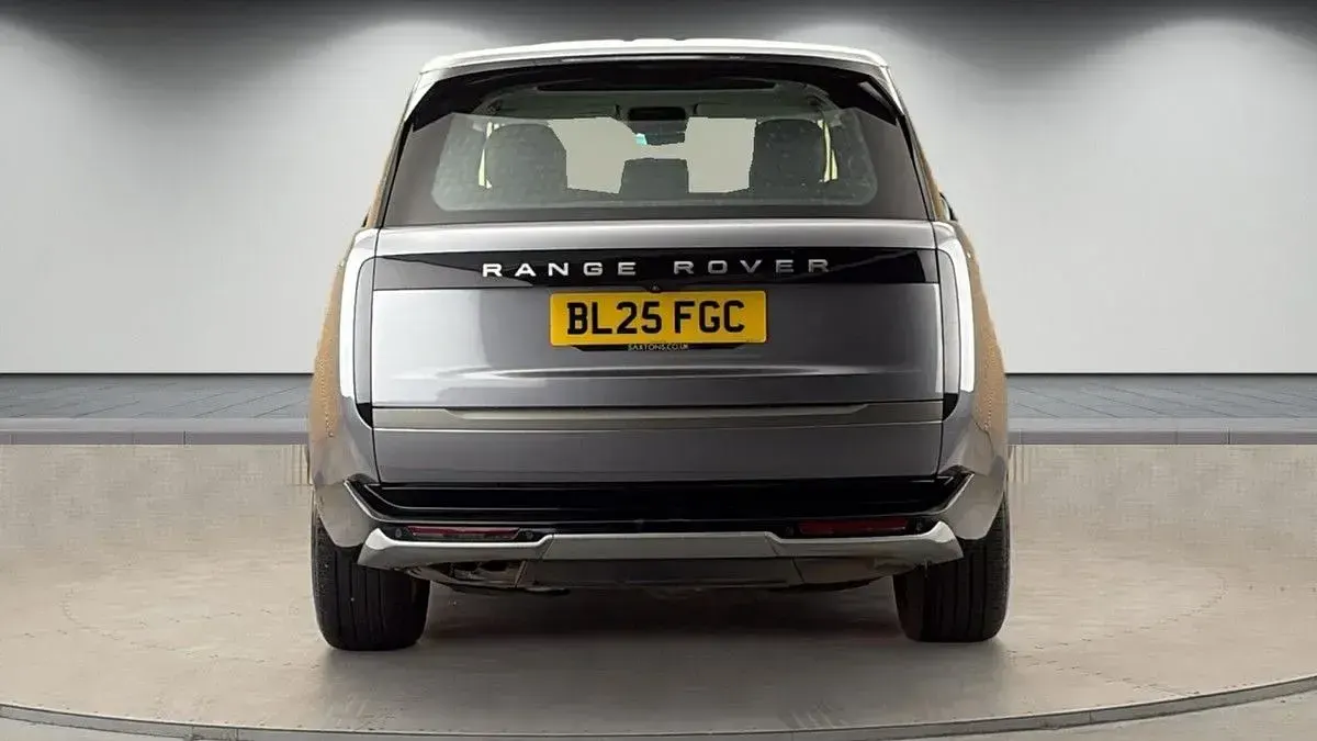 Used Land Rover Range Rover SE 300 HP (220 kW) 2025 Eiger grey SUV