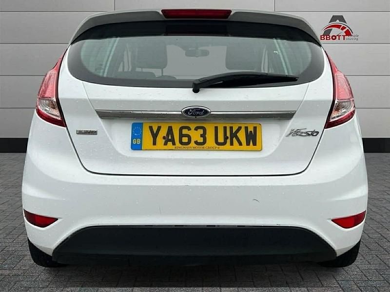 Used Ford Fiesta Zetec 95 HP (69 kW) 2014 White Hatchback