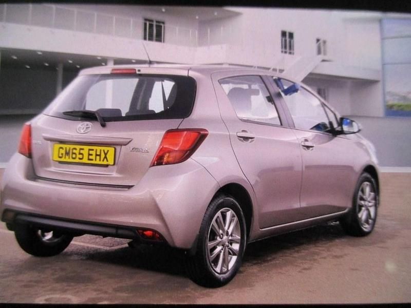 Used Toyota Yaris 99 HP (72 kW) 2015 Bronze Hatchback