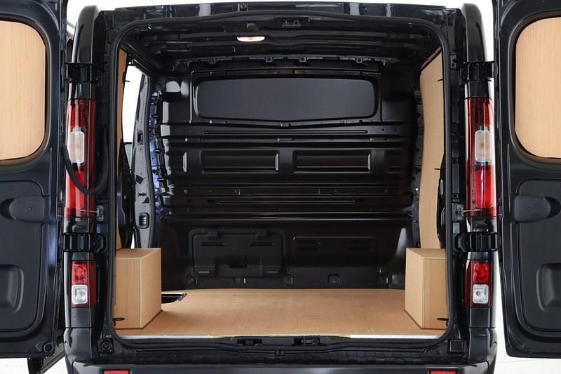 Nowe Renault Trafic 2025 Czarny Minivan