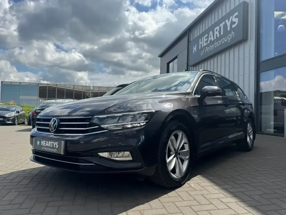 Usado VW Passat SE 150 HP (110 kW) 2023 Cinzento Carrinha