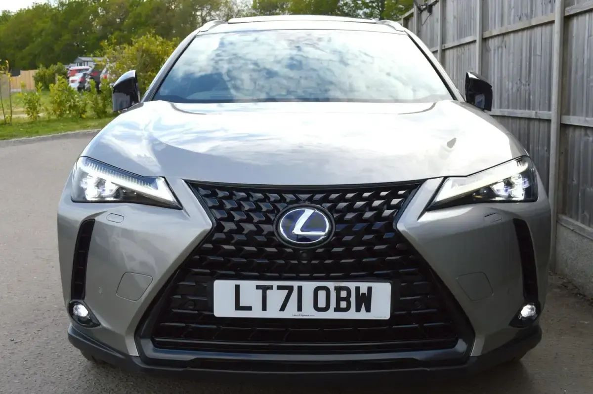 Usado Lexus UX 150 kW (204 HP) 2021 Prateado SUV