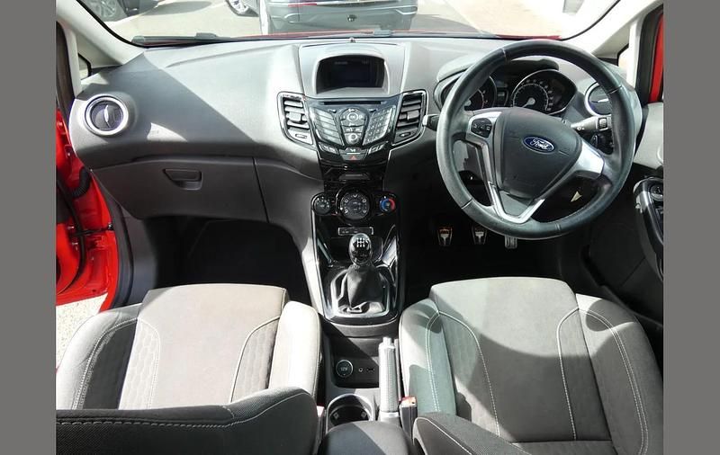 Used Ford Fiesta Zetec 123 HP (90 kW) 2017 Red Hatchback