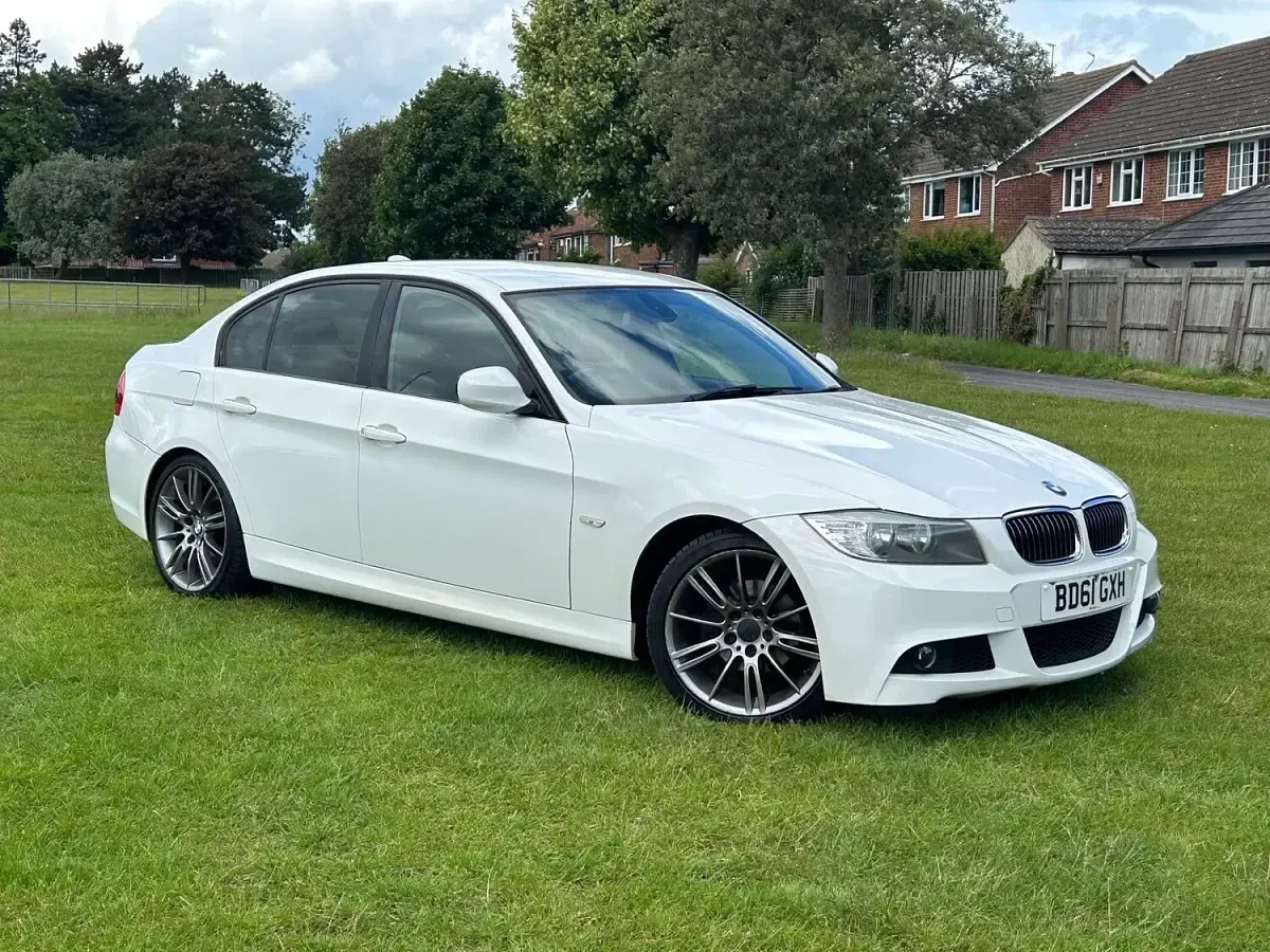 Used BMW 318 Sport Line 2011 White Sedan