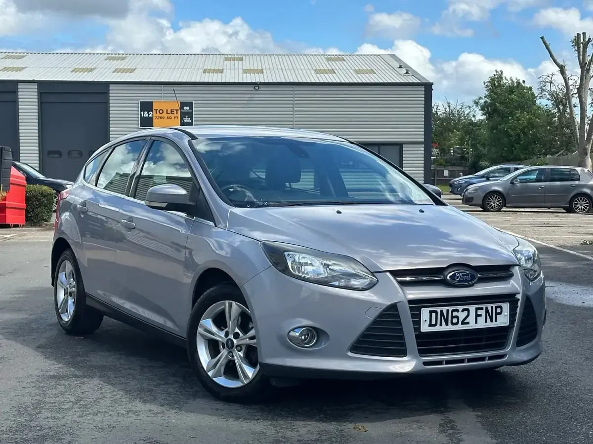 Used Ford Focus Zetec 90 HP (66 kW) 2012 Silver Hatchback