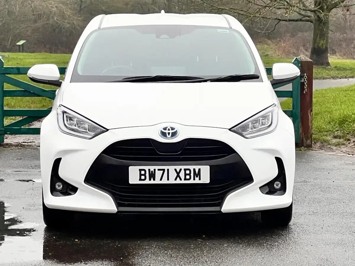 Used Toyota Yaris Design 114 HP (83 kW) 2022 White Hatchback