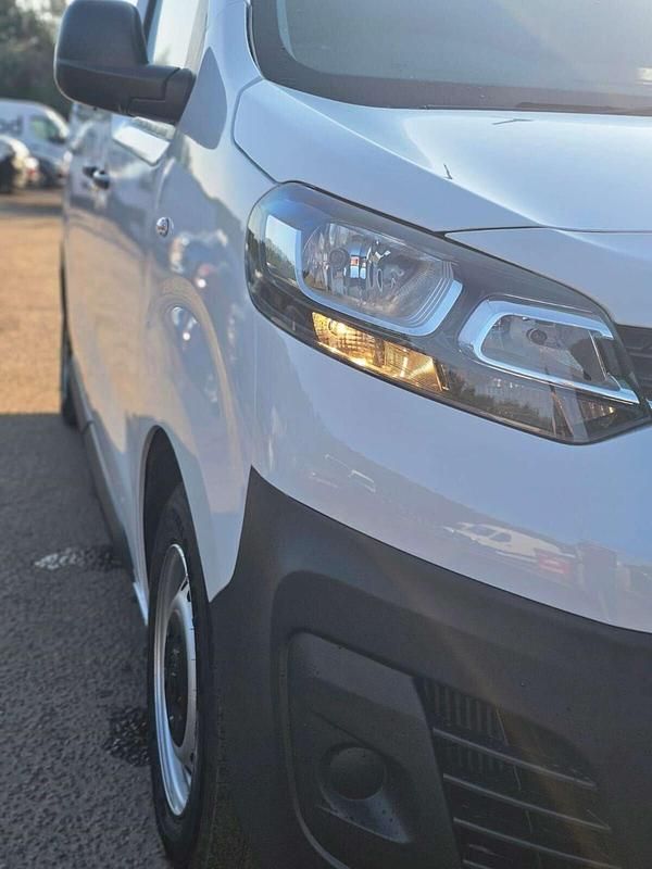 Used Vauxhall Vivaro 100 HP (73 kW) 2023 White MPV