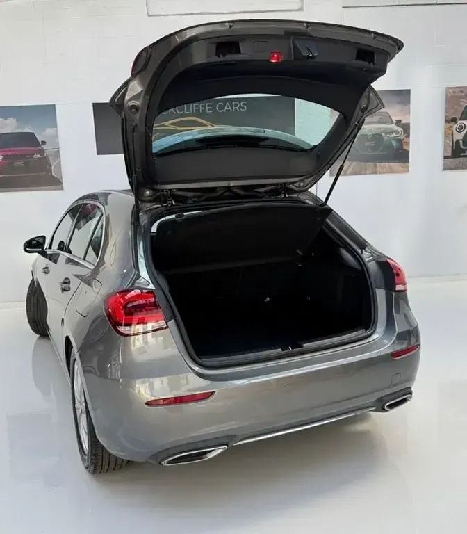 Usado Mercedes A200 163 HP (119 kW) 2019 Cinzento Citadino