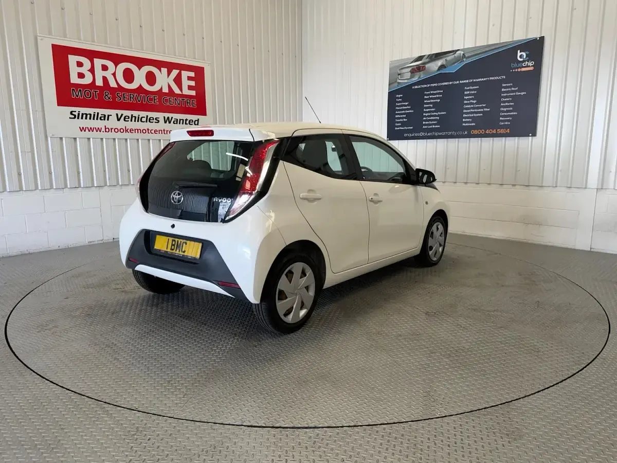 Used Toyota Aygo X-play 69 HP (50 kW) 2016 White Hatchback
