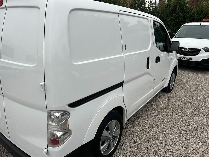 Used Nissan e-NV200 Tekna 80 kW (109 HP) 2020 White MPV