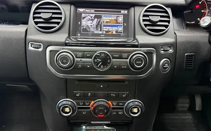 Used Land Rover Discovery Landmark 256 HP (188 kW) 2016 White SUV
