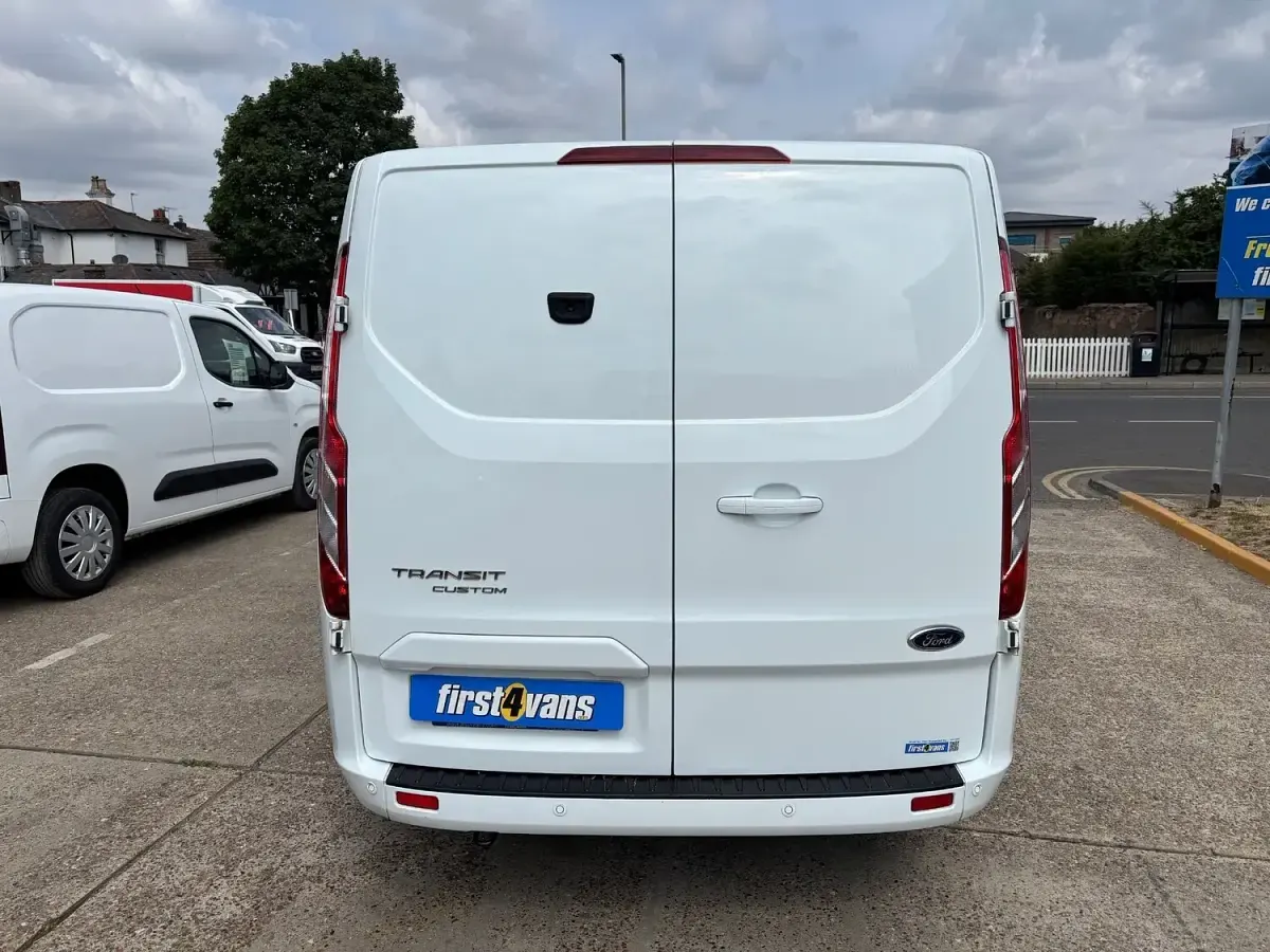 Used Ford Transit Custom Limited 130 HP (95 kW) 2023 White Van