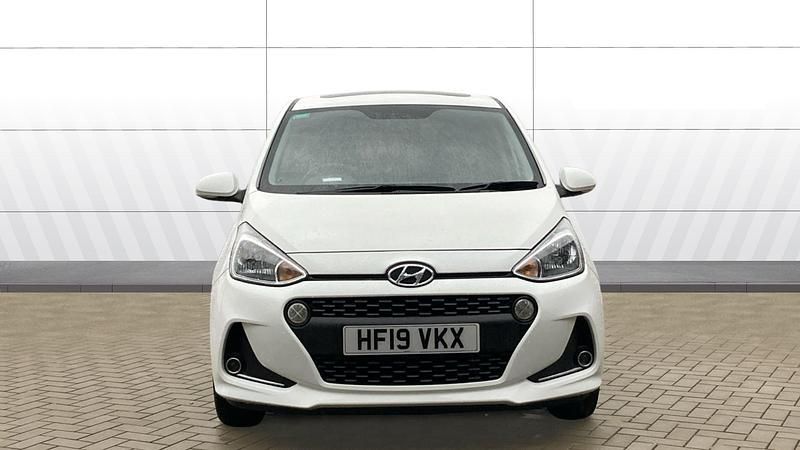 Used Hyundai i10 Premium SE 87 HP (63 kW) 2019 White Hatchback