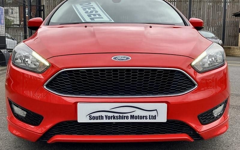 Used Ford Focus Zetec 120 HP (88 kW) 2015 Red Hatchback