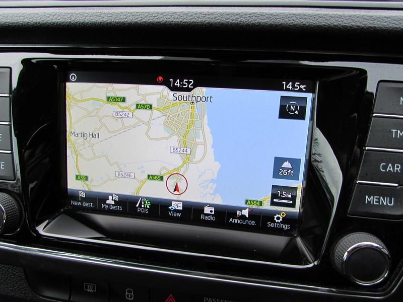 Used Skoda Fabia SE L 95 HP (69 kW) 2018 White Estate