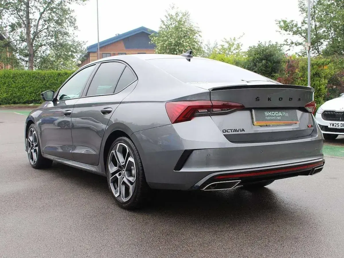 Usado Skoda Octavia vRS 180 CV (132 kW) 2024 Gris Utilitario