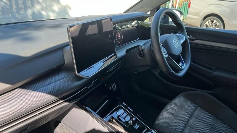 Second-hand VW Golf VIII GTE 272 CP (200 kW) 2025 Albastru
