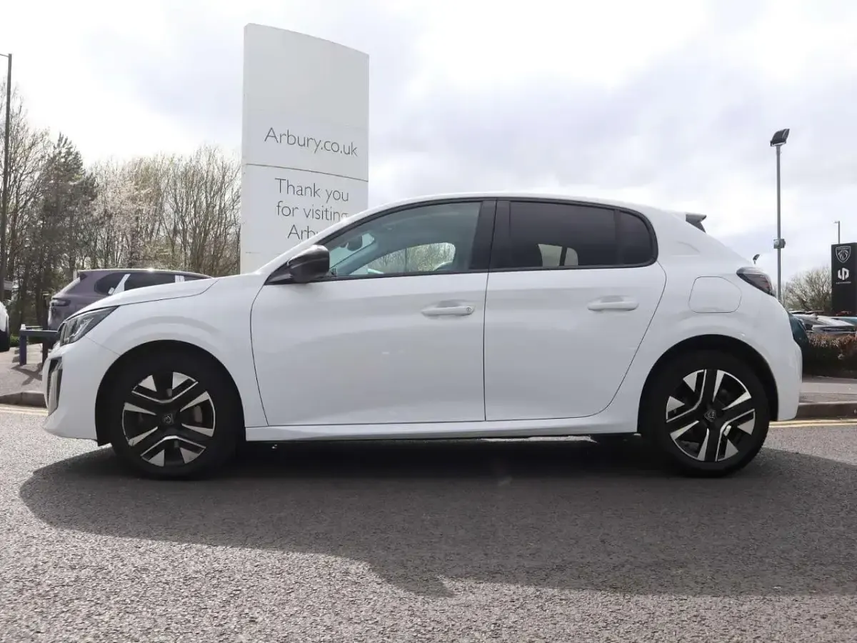 Used Peugeot 208 Allure 99 HP (72 kW) 2025 White Hatchback
