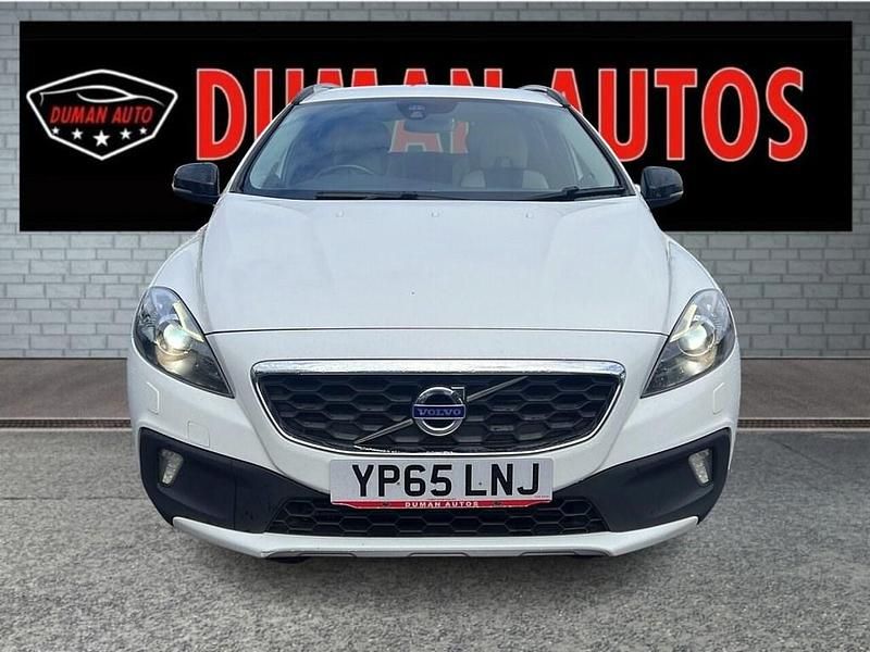 Used Volvo V40 120 HP (88 kW) 2015 White Hatchback