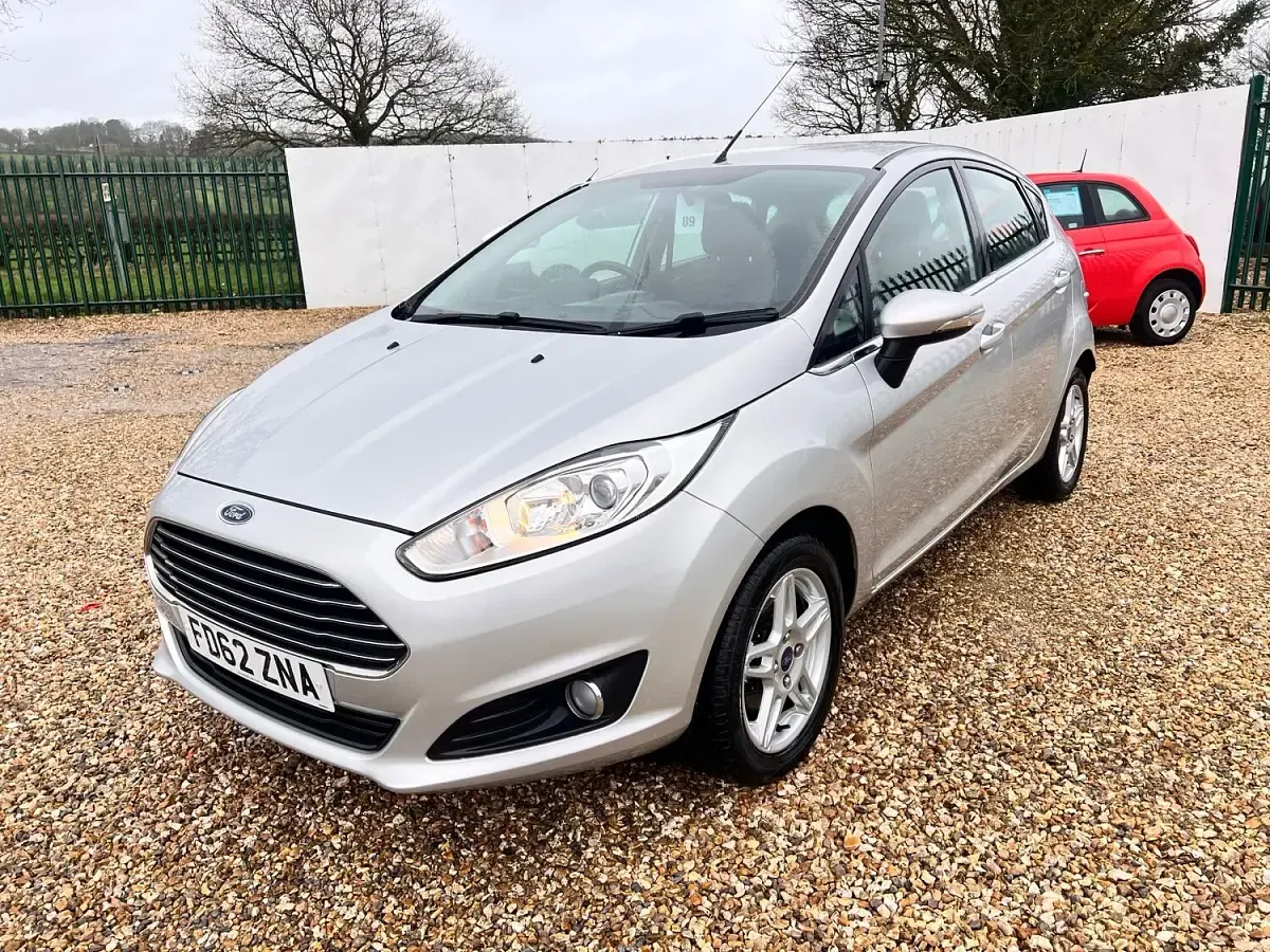 Used Ford Fiesta Zetec 100 HP (73 kW) 2013 Silver Hatchback
