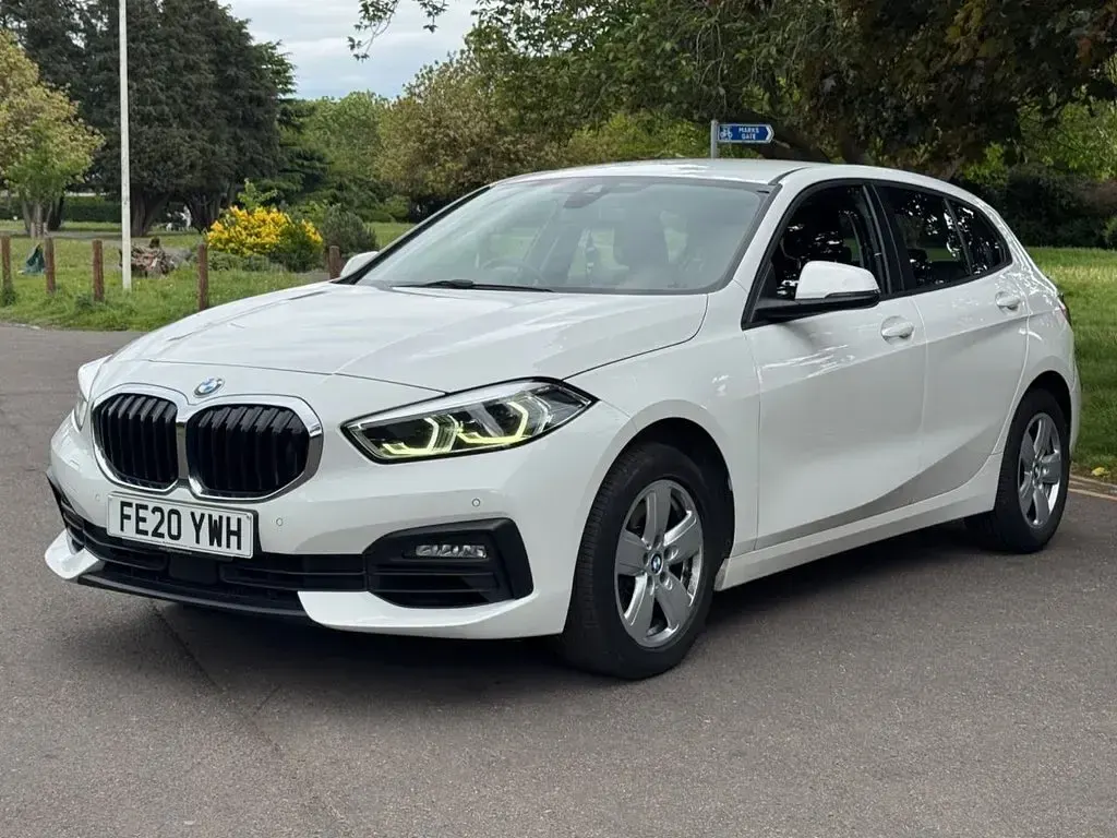 Używany BMW 118 Comfort Edition 140 KM (102 kW) 2020 Biały Hatchback