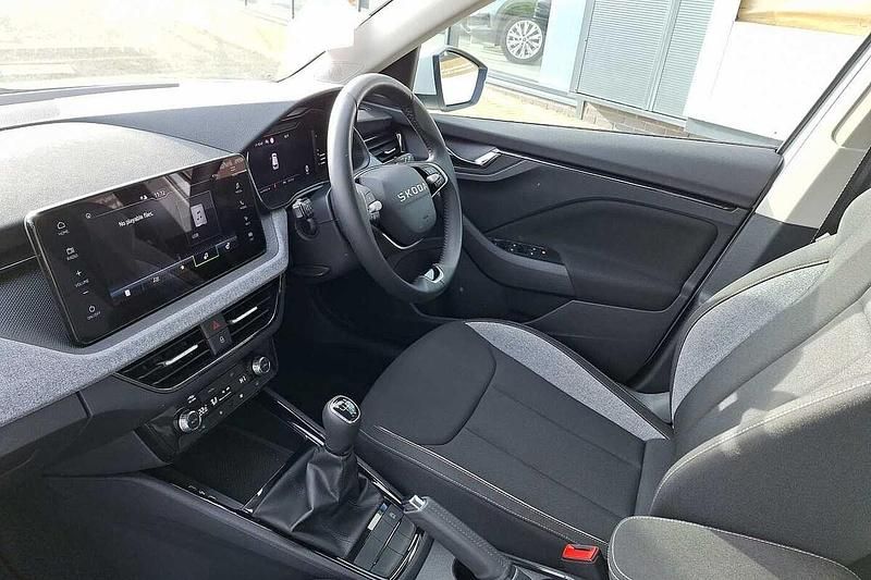 Used Skoda Kamiq SE 70 HP (51 kW) 2025 Moon white metallic SUV