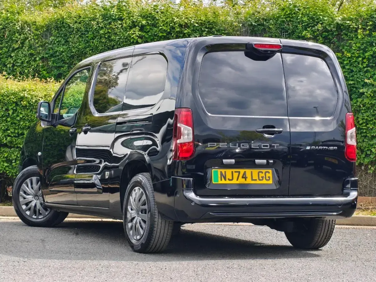 Second-hand Peugeot E-Partner 98 kW (134 CP) 2024 Negru Monovolum