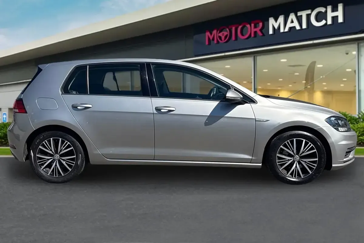 Używany VW Golf VII SE 2018 Srebrny Hatchback