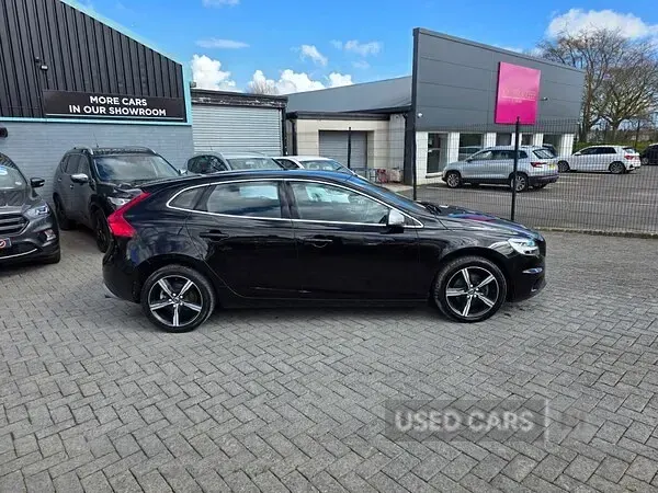 Used Volvo V40 R-Design 122 HP (89 kW) 2017 Black Hatchback