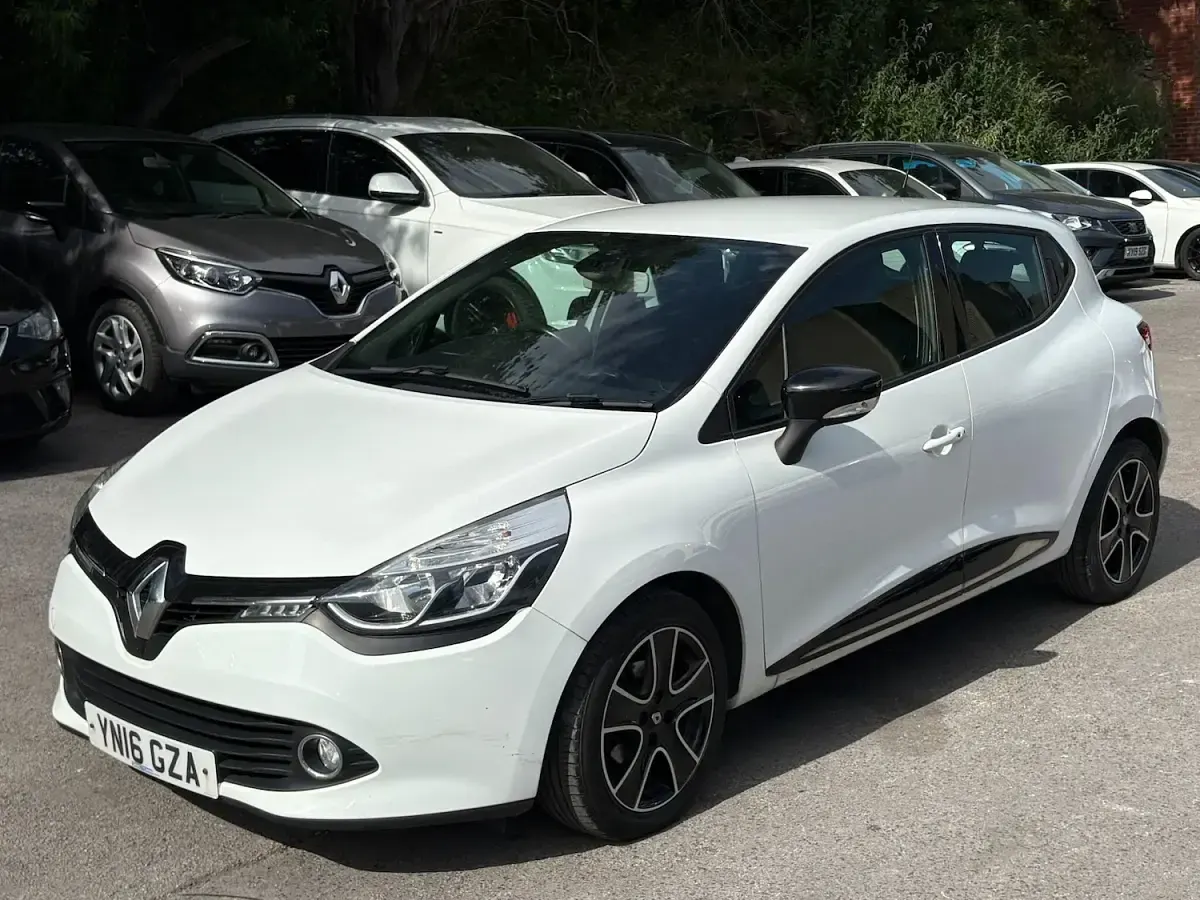 Used Renault Clio Dynamique 90 HP (66 kW) 2016 White Hatchback