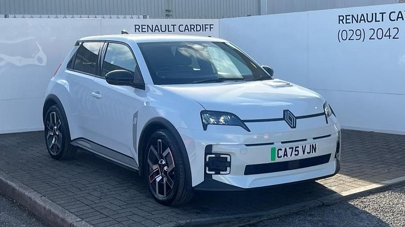 Used Renault R5 Komfort 110 kW (150 HP) 2025 Special metallic  arctic white  Hatchback