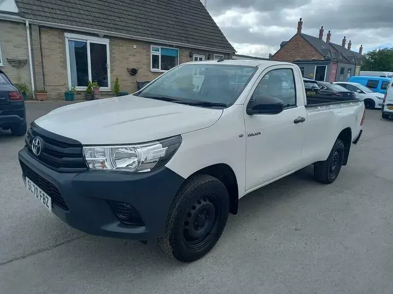 Used Toyota HiLux Active 150 HP (110 kW) 2020 White Pickup