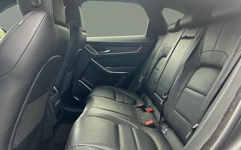 Second-hand Jaguar F-Pace R-Dynamic 204 CP (150 kW) 2022 Negru SUV