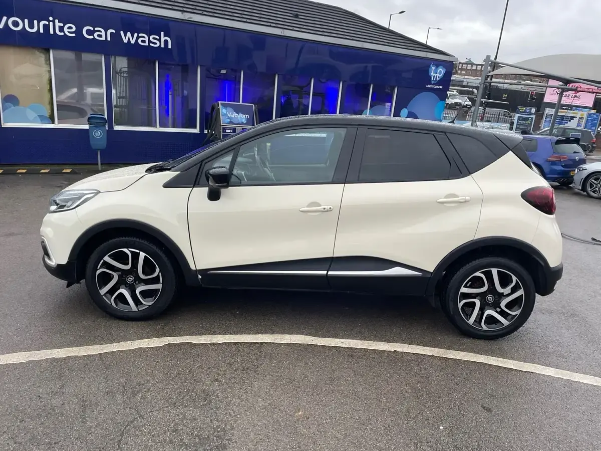 Used Renault Captur Dynamique 90 HP (66 kW) 2017 Cream/black SUV